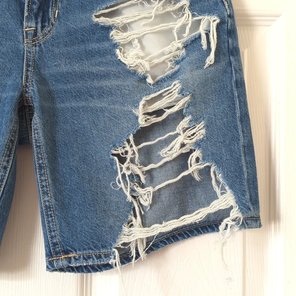 American Eagle Distressed Medium Wash Low Rise Baggy Denim Jean Shorts 00
